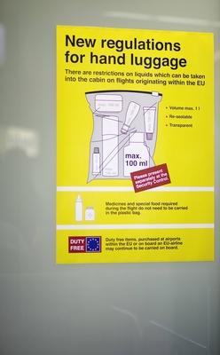 Hinweisschild zum Transport von Fluessigkeiten im Handgepaeck Berlin Deutschland regulations for-stock-foto