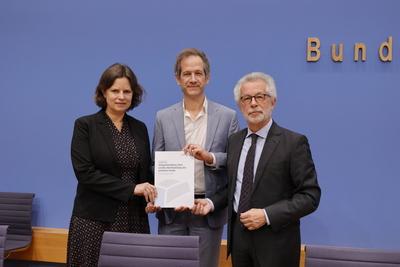 Staatssekret?rin Juliane Seifert, BMI, Prof. Dr. Marc Helbling, Mitglied des Sachverst?ndigenrat f?r Integration und Mig-stock-foto