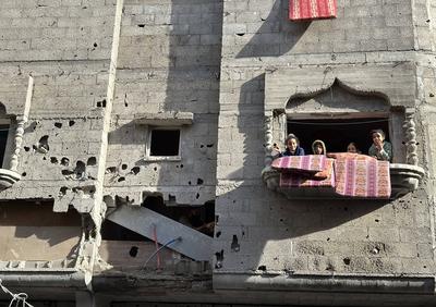 Palestinians inspect the rubble of destroyed buildings following Israeli airstrikes in Al Nuseirat refugee camp-stock-foto