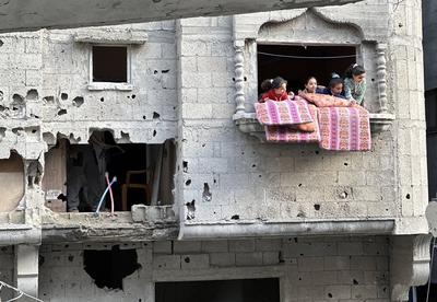 Palestinians inspect the rubble of destroyed buildings following Israeli airstrikes in Al Nuseirat refugee camp-stock-foto