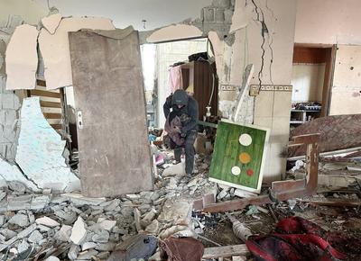 Palestinians inspect the rubble of destroyed buildings following Israeli airstrikes in Al Nuseirat refugee camp-stock-foto