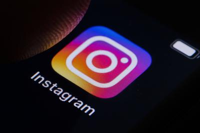 Symbolfoto: Das Logo von Instagram ist auf einem Smartphone zu sehen. Berlin, 10.03.2022 Berlin Deutschland *** Symbol-stock-photo