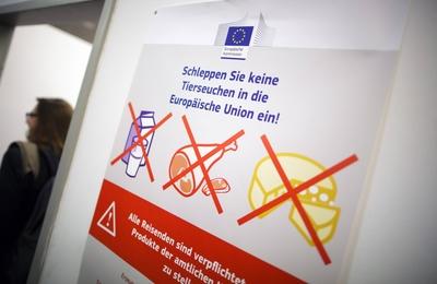 Hinweistafel am Flughafen zum Schutz vor Tierseuchen in der EU Berlin 05 10 2013 Berlin Deutschla-stock-foto