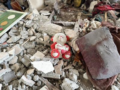 Palestinians inspect the rubble of destroyed buildings following Israeli airstrikes in Al Nuseirat refugee camp-stock-foto