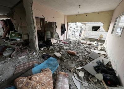 Palestinians inspect the rubble of destroyed buildings following Israeli airstrikes in Al Nuseirat refugee camp-stock-foto