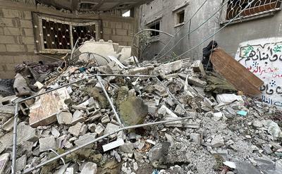 Palestinians inspect the rubble of destroyed buildings following Israeli airstrikes in Al Nuseirat refugee camp-stock-foto