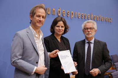 Prof. Dr. Marc Helbling, Mitglied des Sachverst?ndigenrat f?r Integration und Migration (SVR), Staatssekret?rin Juliane-stock-foto