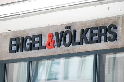 D?sseldorf 09.08.2023 Engel & V?lkers Immobilien Immobilienmakler Schriftzug D?sseldorf Nordrhein-Westfalen Deutschland-stock-foto