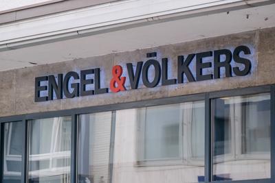 Düsseldorf 10.05.2023 Engel & Völkers Immobilien Immobilienmakler Schriftzug Düsseldorf Nordrhein-Westfalen Deutschland-stock-foto