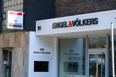 Neuss 26.03.2022 Engel & V?lkers Immobilien Immobilienmakler Schriftzug Neuss Nordrhein-Westfalen Deutschland *** Neuss-stock-foto
