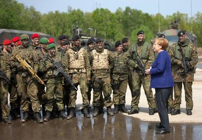 Bundeskanzlerin Angela Merkel spricht auf dem Truppen?bungsplatz Munster mit den angetretenen Soldat-stock-photo