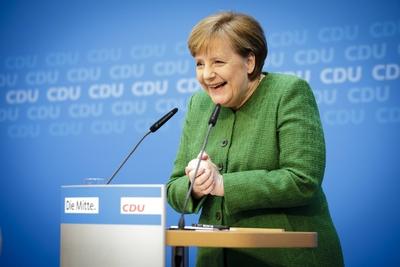 Bilder des Tages Bundeskanzlerin Angela Merkel, CDU, spricht im Rahmen einer Pressekonferenz. Merkel hat Annegret Kramp-stock-photo