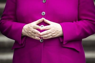 Fashion Trend Report 2022: Empowerment Pink Bundeskanzlerin Angela Merkel macht die Raute als sie fuer ein Bild in Berli-stock-foto