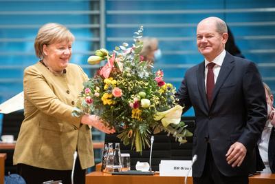 News Bilder des Tages Bundeskanzlerin Angela Merkel (CDU) mit einem Blumenstrauss ueberreicht von Finanzminister und Viz-stock-foto