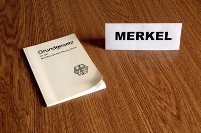 Bildnummer: 51266663  Datum: 25.04.2006  Copyright: imago/SteinachDem Grundgesetz verpflichtet - Merkel-Namensschild neben einer Ausgabe des Grundgesetzes, Objekte , Symbolfoto; 2006, Studioaufnahme , Angela Merkel, Namensschilder, Schild, Schilder, Kanzler, Kanzlerin, Politiker, Politikerin, Politik, Schriftzug, Recht und Gesetz, Gesetzbuch, Gesetzb?cher, Gesetzesbuch, Gesetzesb?cher, Eid, Amtseid, Verpflichtung, Pflicht; , quer, Kbdig, Einzelbild, Deutschland,  / Verfassung-stock-photo
