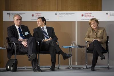 Bildnummer: 52509848  Datum: 16.10.2007  Copyright: imago/Christian ThielBundeskanzlerin Angela Merkel (Deutschland/CDU) neben Jose Manuel Barroso (Mitte, Portugal/Pr?sident Europ?ische Kommission) und Dr. Wilhelm Krull (li., Generalsekret?r der Volkswagen Stiftung) anl?sslich des Symposiums - Integration durch Bildung im 21. Jahrhundert - in Berlin, Personen , Highlight; 2007, Berlin, Politik; , quer, Kbdig, Gruppenbild, Randbild, People-stock-foto
