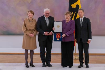 Bundeskanzlerin a. D. Merkel, Joachim Sauer, Elke Büdenbender, Bundespräsident Frank-Walter Steinmeier Verleihung des Gr-stock-foto
