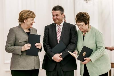 Uebergabe der Entlassurkunde durch Bundespraesident Frank-Walter Steinmeier an Bundeskanzlerin Angela Merkel, CDU, Auss-stock-foto