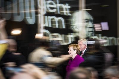 Volker Bouffier (R), CDU, Ministerpraesident von Hessen, und Bundeskanzlerin Angela Merkel (L), CDU, aufgenommen vor ei-stock-foto