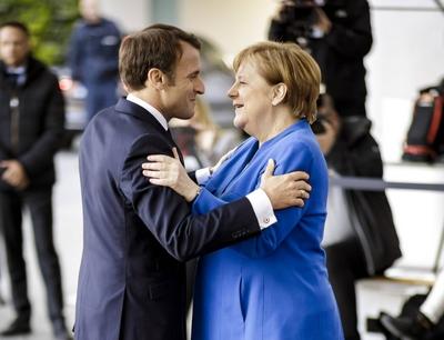 News Themen der Woche KW18 News Bilder des Tages Bundeskanzlerin Angela Merkel, CDU, begruesst Emmanuel Macron, Praesid-stock-photo