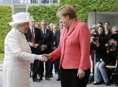 Berlin, Bundeskanzleramt, Besuch der K?nigin des Vereinigten K?nigreichs Gro?britannien und Nordirland, Elizabeth II.,-stock-photo