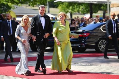 v.re:Bundeskanzlerin Angela MERKEL, Markus SOEDER (Ministerpraesident Bayern und CSU Vorsitzender) und Ehefrau Karin Bau-stock-foto