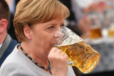 Themen der Woche Bilder des Tages Bundeskanzlerin Angela MERKEL (CDU),mit Masskrug,trinkt eine Mass Bier. Bundeskanzler-stock-photo