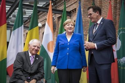 Gerd Mueller (R), CSU, Bundesentwicklungsminister, Bundeskanzlerin Angela Merkel (M) und Wolfgang Schaeuble (L), CDU, B-stock-foto