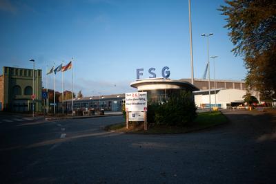 Flensburg, Schleswig-Holstein Eingang /Pf?rtnerhaus der Flensburger Schiffbau-Gesellschaft (FSG). Davor ein Schild mit A-stock-foto