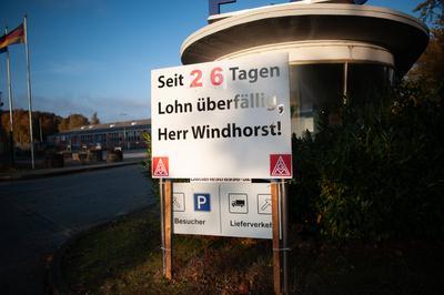 Flensburg, Schleswig-Holstein Eingang / Pf?rtnerhaus der Flensburger Schiffbau-Gesellschaft (FSG). Davor ein Schild mit-stock-foto