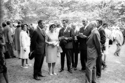 Gerhard Schr?der (3.v.li., CDU) mit seiner Frau beim Gro?en Preis von Nordrhein-Westfalen in D?sseldorf-stock-foto
