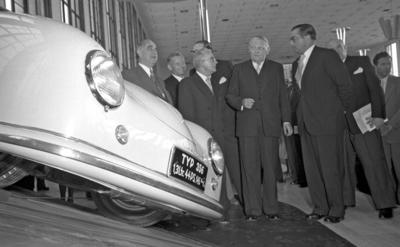 Internationaler Autosalon am Funkturm in Berlin, 06.-16. Sept. 1951 Ernst Reuter, Ludwig Erhard-stock-photo