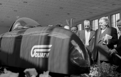 Internationaler Autosalon am Funkturm in Berlin, 06.-16. Sept. 1951 Ludwig Erhard-stock-photo