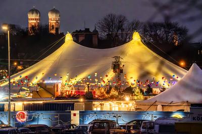 Tollwood Winterfestival auf der Theresienwiese, M?nchner Wahrzeichen Frauenkirche, M?nchen, Dezember 2024-stock-foto