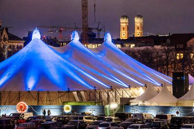 Tollwood Winterfestival auf der Theresienwiese, M?nchner Wahrzeichen Frauenkirche, M?nchen, Dezember 2024-stock-foto