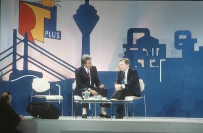 Rainer Holbe (li.) mit Friedhelm Farthmann 04/89 - Mann SPD-Politiker Politik Politiker Partei SPD dunkelhaarig kurzhaar-stock-foto