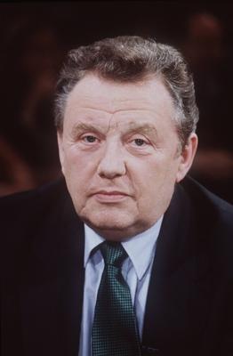Friedhelm Farthmann 05/94 am Mann Politik SPD dunkelhaarig Krawatte Sakko hoch Portrait seri?s neutral-stock-foto