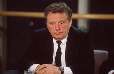 Friedhelm Farthmann 05/95 b? Politik SPD Mann seri?s Jackett Krawatte schwarz dunkelhaarig quer halb sitzend H?nde neutr-stock-foto