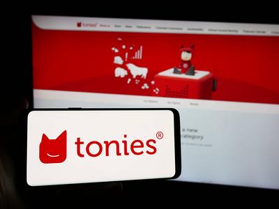Person holding smartphone with logo of German toy retail company Tonies SE (Toniebox). Stuttgart, Germany - 05-22-2024:-stock-foto