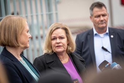 Pressestatement zum Thema Nationaler Aktionsplan Menschenhandel vor dem Bundeskanzleramt in Berlin ? Nancy Faeser, Bundesinnenministerin-stock-photo