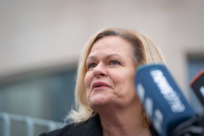Pressestatement zum Thema Nationaler Aktionsplan Menschenhandel vor dem Bundeskanzleramt in Berlin ? Nancy Faeser, Bundesinnenministerin-stock-photo