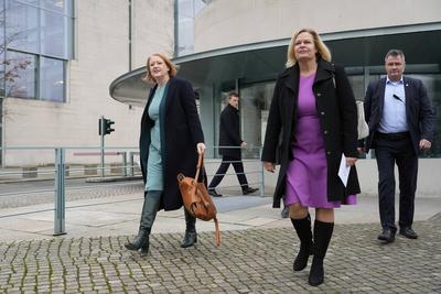 Pressekonferenz vor dem Kanzleramt, Faeser, Paus-stock-foto