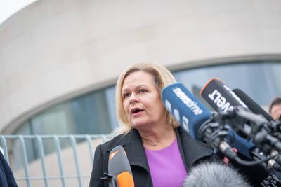 Pressestatement zum Thema Nationaler Aktionsplan Menschenhandel vor dem Bundeskanzleramt in Berlin ? Nancy Faeser, Bundesinnenministerin-stock-photo