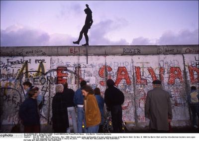 Fall of the Berlin Wall-stock-foto