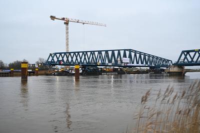 Letztes Bauteil der Friesenbr?cke wird eingesetzt.-stock-foto