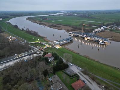 Letztes Bauteil der Friesenbr?cke wird eingesetzt.-stock-foto