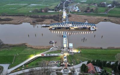 Letztes Bauteil der Friesenbr?cke wird eingesetzt.-stock-foto