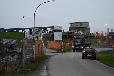 Letztes Bauteil der Friesenbr?cke wird eingesetzt.-stock-foto