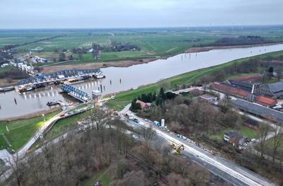 Letztes Bauteil der Friesenbr?cke wird eingesetzt.-stock-foto