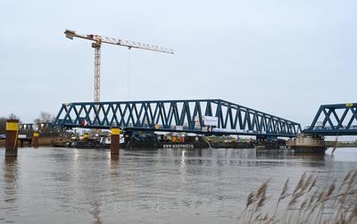 Letztes Bauteil der Friesenbr?cke wird eingesetzt.-stock-foto